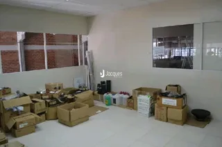Imagem de uma área interna com caixas de mudança espalhadas no chão.
