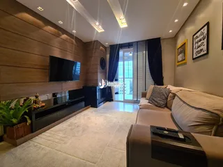 Sala de estar com decoração moderna e painel de madeira.