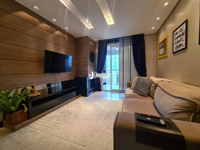 Sala de estar com decoração moderna e painel de madeira.