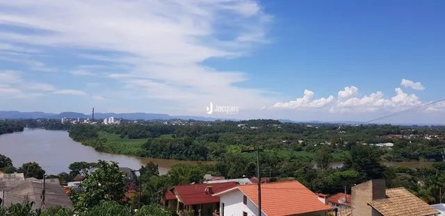 Vista panorâmica de paisagem com água e vegetação.