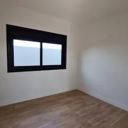 Foto de uma parede interna com uma janela horizontal.