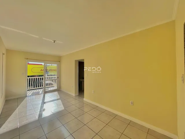 Hall de entrada com piso de cerâmica e paredes amarelas.