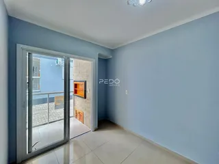 Interior de um ambiente com porta de vidro que dá acesso a uma área externa.