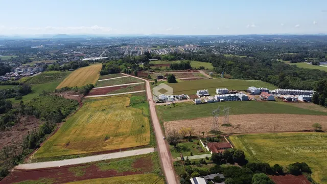 Vista aérea de terras agrícolas e áreas residenciais no interior de Lajeado.