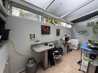 Interior de uma sala com grande janela no imóvel em Lajeado, Brasil.