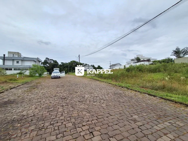 Vista da rua de paralelepípedos em uma propriedade em Lajeado.
