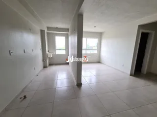 Corredor interno com piso de cerâmica e paredes brancas.