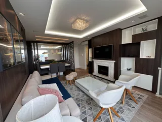 Sala de estar com sofá e lareira em um apartamento moderno.