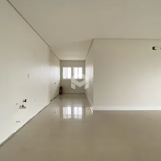 Corredor interno de uma residência com paredes brancas.