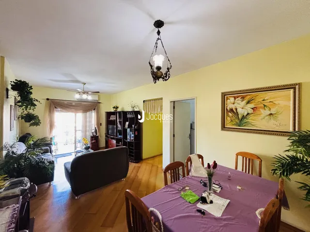 Sala de estar e jantar com piso de madeira em Lajeado, Brasil.