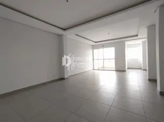 Sala de estar ampla com piso de cerâmica clara.