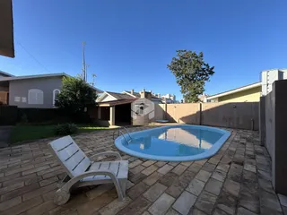 Foto de uma piscina e área externa de uma residência em Lajeado.