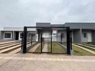 Fachada moderna de uma residência em Lajeado, Brasil, com portão de ferro.