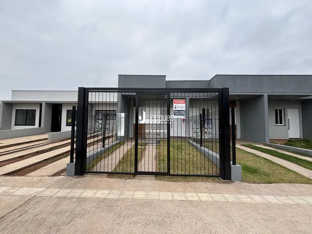 Fachada moderna de uma residência em Lajeado, Brasil, com portão de ferro.