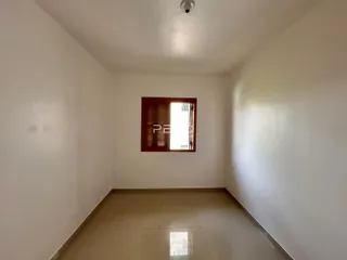 Imagem de um ambiente interno com paredes brancas e piso de cerâmica.