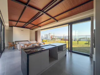 Sala de estar com vista para o jardim externo.