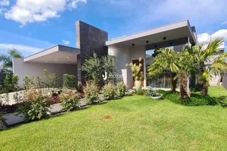 Fachada moderna de uma casa em Lajeado, Brasil, com jardim gramado.