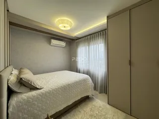 Quarto com cama e armário em um apartamento.