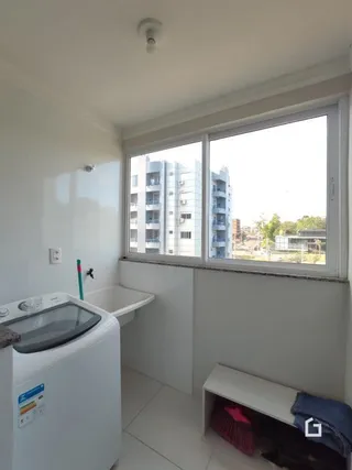A foto mostra o interior de um banheiro.