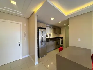 Interior de uma sala de estar com cozinha moderna em Lajeado, Brasil.
