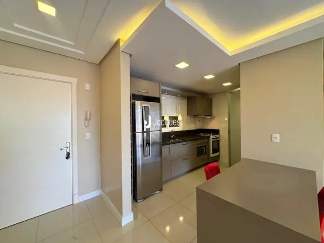 Interior de uma sala de estar com cozinha moderna em Lajeado, Brasil.