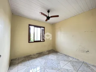 Uma sala com piso de azulejos e teto de painel.