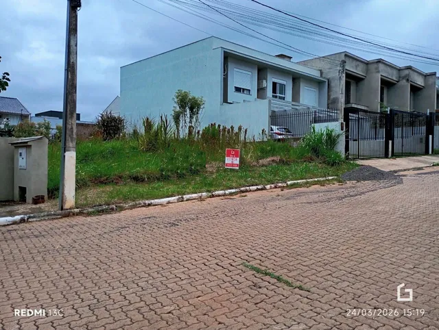Fachada de uma residência em Lajeado, Brasil, com cerca e jardim frontal.