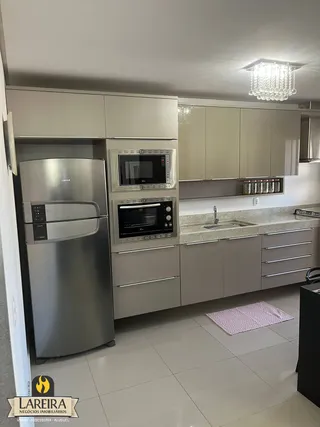 Foto de uma cozinha moderna com armários e eletrodomésticos de aço inoxidável.