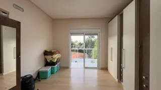 Interior de um ambiente com piso de madeira e porta de vidro.