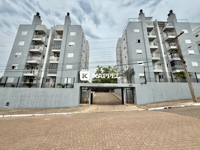 Fachada de um complexo de apartamentos em Lajeado, Brasil, com portão de acesso.