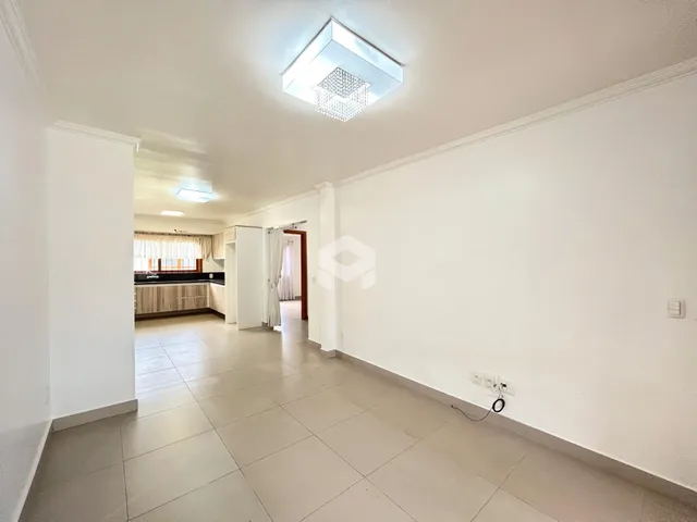 Hall de entrada com piso de cerâmica claro.