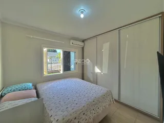 Quarto com cama e janela em um imóvel em Lajeado.