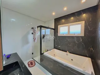 Foto de um banheiro moderno com banheira e box de vidro.