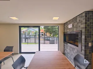 Sala de estar com portas de vidro que dão acesso ao exterior.