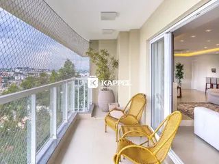 Varanda com vista panorâmica da paisagem urbana.