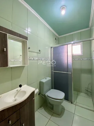 A foto mostra o interior de um banheiro com revestimento cerâmico.