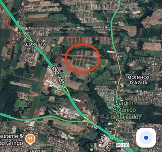 Vista aérea de uma área residencial em Lajeado, mostrando ruas e vegetação.