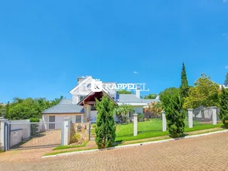 Fachada de uma casa residencial em Lajeado, Brasil, com jardim e cerca.