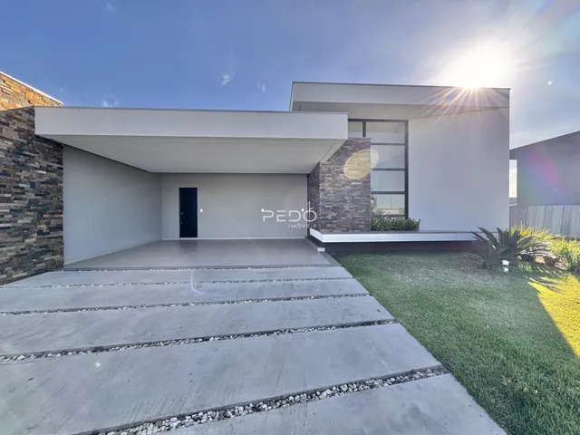 Fachada moderna de uma residência com área externa e jardim.