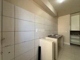Interior de uma cozinha com revestimento de cerâmica branca.