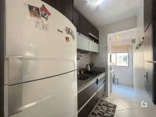 Foto da cozinha e do corredor de um apartamento em Lajeado.