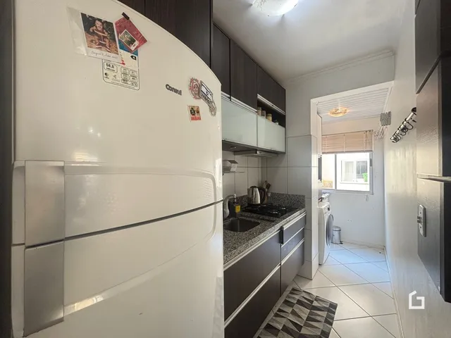 Foto da cozinha e do corredor de um apartamento em Lajeado.