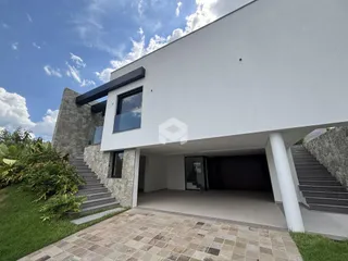 Fachada moderna de uma residência em Lajeado, Brasil, com área externa pavimentada.
