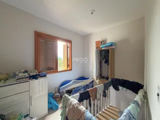 Quarto com cama e armário em um imóvel no Brasil.