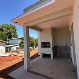 Fachada de uma casa em Lajeado, Brasil, mostrando a entrada coberta.