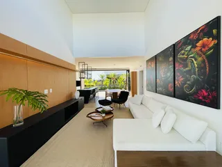 Sala de estar ampla com decoração moderna e vista para o exterior.
