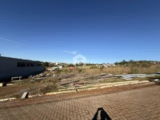 Vista da paisagem com terra e entulho no primeiro plano.