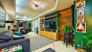 Sala de estar com decoração moderna e painéis de madeira.
