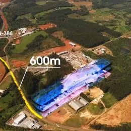 Vista aérea de uma área de terreno com vegetação e áreas abertas em Lajeado, Brasil.