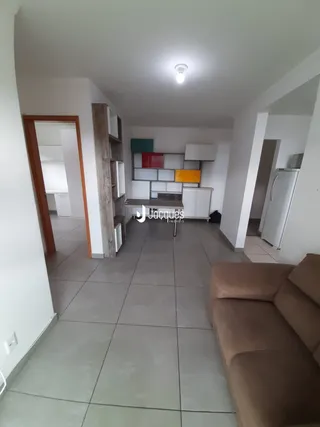 Hall de entrada com piso de cerâmica e estantes de madeira.